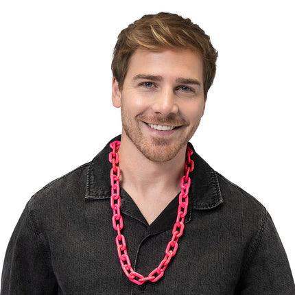 Neonroze ketting Vibe gedragen over een zwart denim overhemd