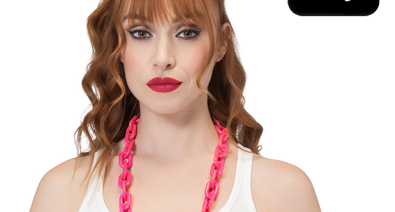 Neonroze ketting Vibe met grove schakels, gedragen over een wit hemdje, met UV blacklight-label