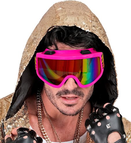 Neonroze skibril met regenboog spiegelglas boven een gouden glitterkap, discofeest