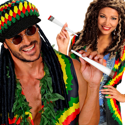 Nepjoint 23cm Nora in de hand bij een rastaoutfit in rood, geel en groen voor carnaval