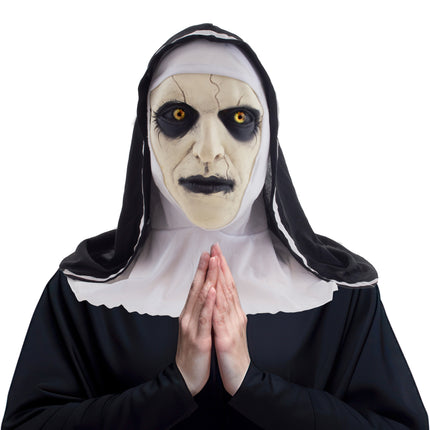 Nonnenmasker gedragen door model, zwarte lippen en donkere oogkassen bij een horrorfeest