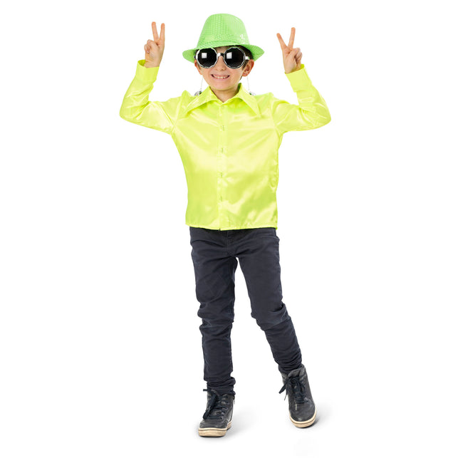 Oogie Boogie shirt neongeel met brede puntkraag en lange mouwen, gedragen door een jongen op een discofeest