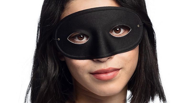 Oogmasker zwart effen, gedragen door dame met donker haar, voor gemaskerd bal