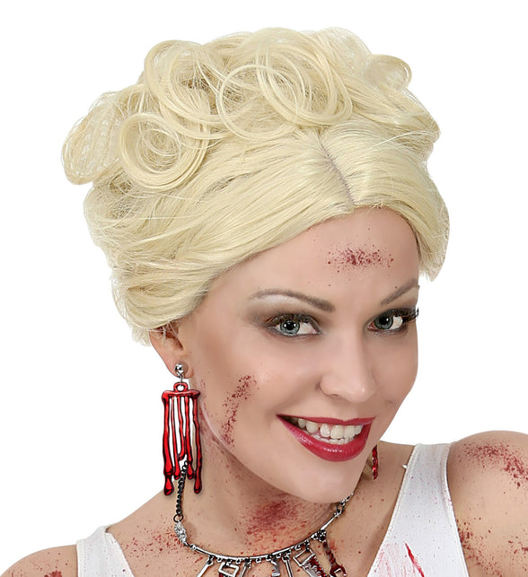 Oorbellen druipend bloed gedragen bij een blonde pruik en bloedspatten voor Halloween