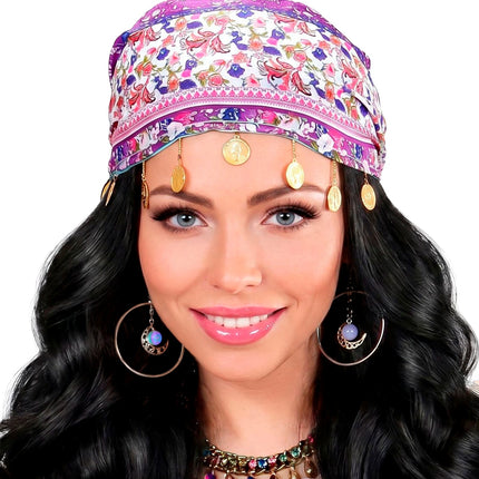 Oorbellen mystiek gedragen bij een waarzegsterlook met bloemenhoofddoek