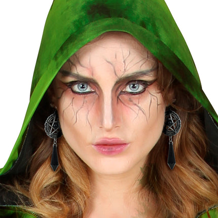 Oorbellen satanisch Zoë gedragen bij een heksenlook met groene capuchon en aderschmink