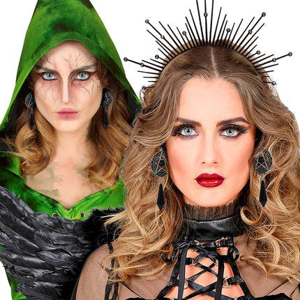 Oorbellen satanisch Zoë bij een groene heksenmantel en bij een zwarte gotische outfit