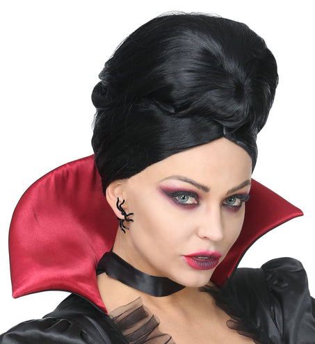 Oorbellen met spin gedragen bij een vampierlook met opgestoken zwart haar, Halloween