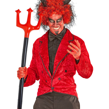 Opblaasbare drietand in de hand bij een rood duivelscolbert met zwarte vlinderdas