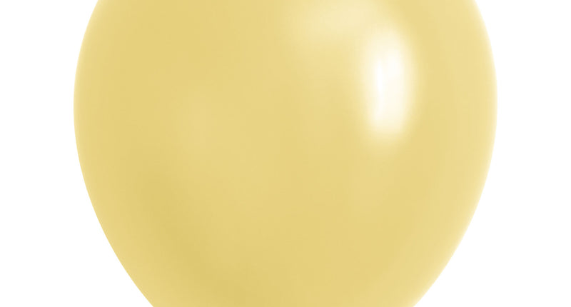 Opgeblazen latex ballon in macaron geel met lichte glans en geknoopt mondstuk, uit de set van 40 voor een verjaardag