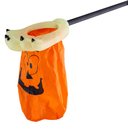 Oranje snoepzak met pompoengezicht en lichtgevende hand aan zwarte steel