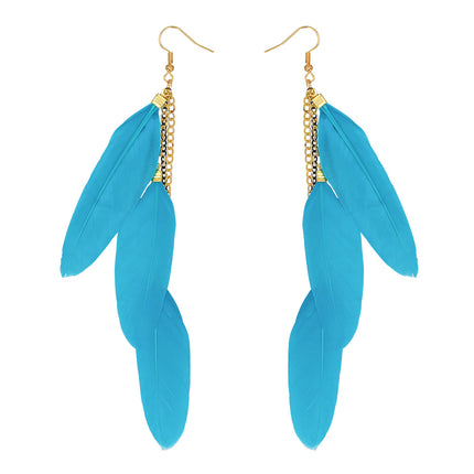 Paar boho veren oorbellen blauw naast elkaar, getrapte veren met goudkleurige kapjes