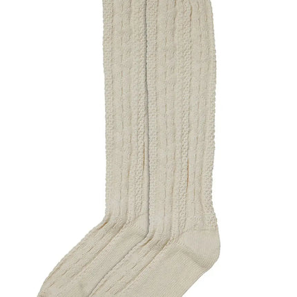 Paar off white Tiroler kniekousen plat gelegd, hele schacht met noppen- en kabelmotief