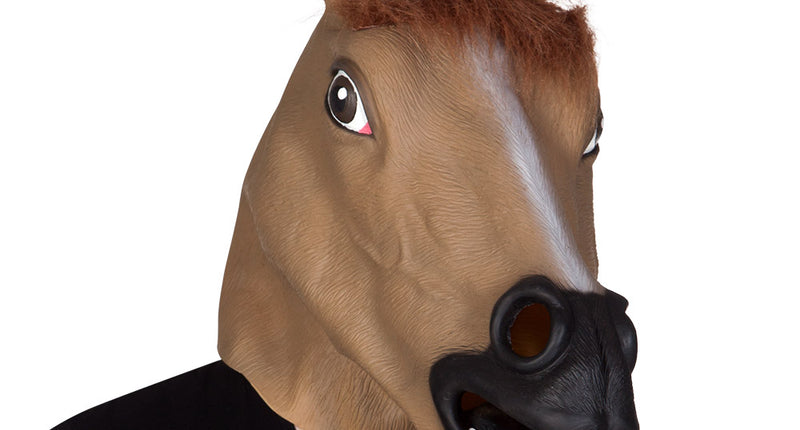 Paardenmasker van latex in lichtbruin met bruine manen, witte bles en zwarte snuit, gedragen over het hoofd