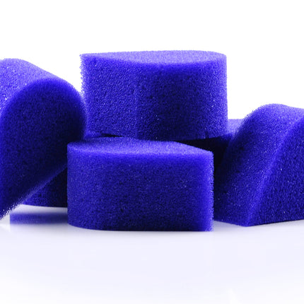 Paarse bloembladsponsjes met grofporige structuur, detail van vier losse schminksponsjes