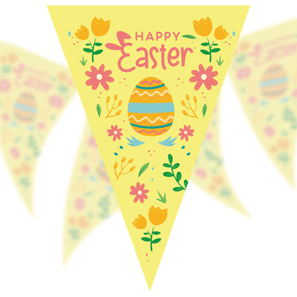 Paasvlaggenlijn geel opgehangen, meerdere puntvlaggetjes met bloemenmotief voor een paasfeest