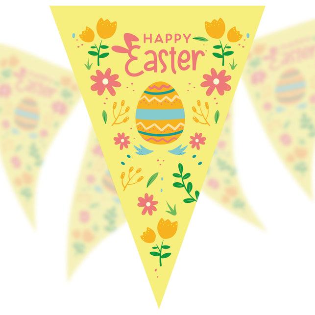 Paasvlaggenlijn geel opgehangen, meerdere puntvlaggetjes met bloemenmotief voor een paasfeest