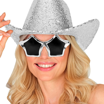 Pailletten cowboyhoed zilver op het hoofd, rand omhoog gebogen langs het gezicht