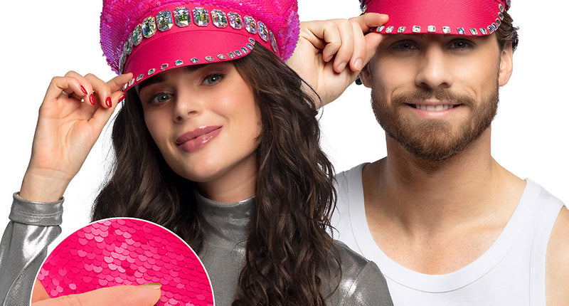 Pailletten pet Sandy candy in fuchsia met steentjes op de band, gedragen door een vrouw en een man op een discofeest