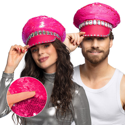 Pailletten pet Sandy candy in fuchsia met steentjes op de band, gedragen door een vrouw en een man op een discofeest