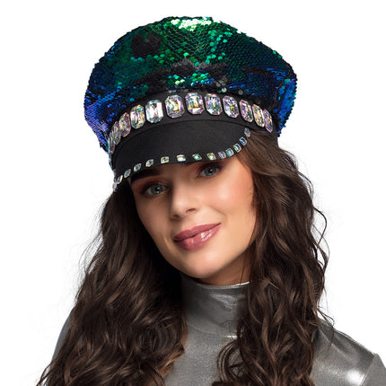 Pailletten pet Sandy candy op het hoofd van een dame, met blauwgroene pailletten voor een discofeest