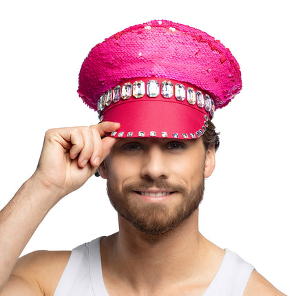 Pailletten pet Sandy candy recht van voren op een man, met fuchsia wisselpailletten op de hoge bol