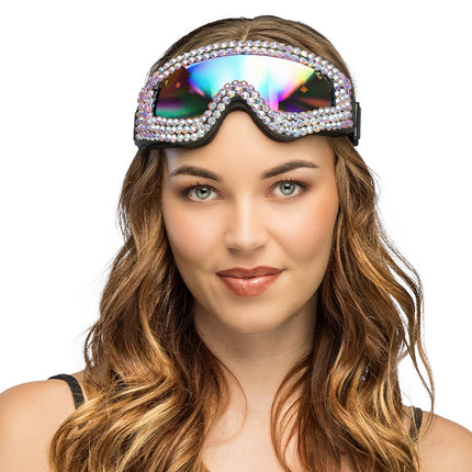 Party skibril La folie met strass en regenboogglas op het voorhoofd van een vrouw, voor een après-skifeest