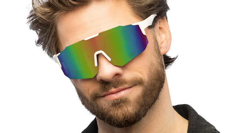 Partybril Encore wit sportmodel met regenboogglas, gedragen door een man voor een neon party