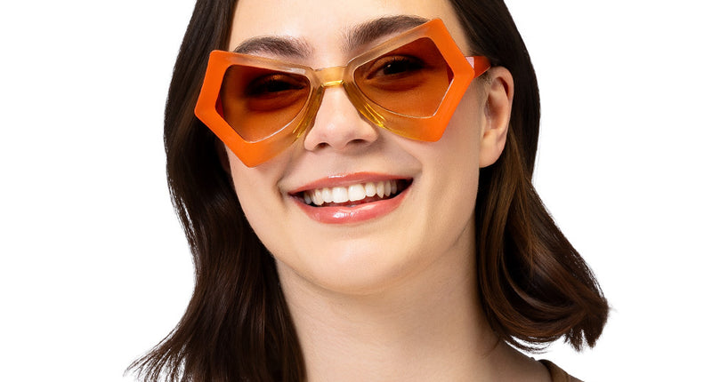 Partybril Nova in oranje met vijfhoekig montuur, gedragen door een vrouw, voor Koningsdag