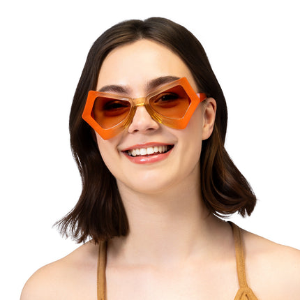 Partybril Nova in oranje met vijfhoekig montuur, gedragen door een vrouw, voor Koningsdag