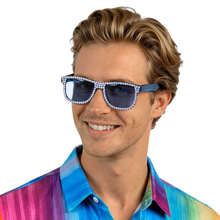 Partybril Sapphire blauw met strass gedragen, rand van steentjes rond lichtblauwe glazen voor een discofeest