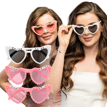 Partybrillen Bride to be en Team bride, een witte en twee roze hartjesbrillen met parelrand voor het vrijgezellenfeest