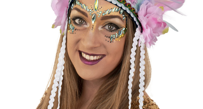 Pastel hoofdtooi met veren in roze, lila en mint, gedragen met witte koordjes langs het gezicht op een festival