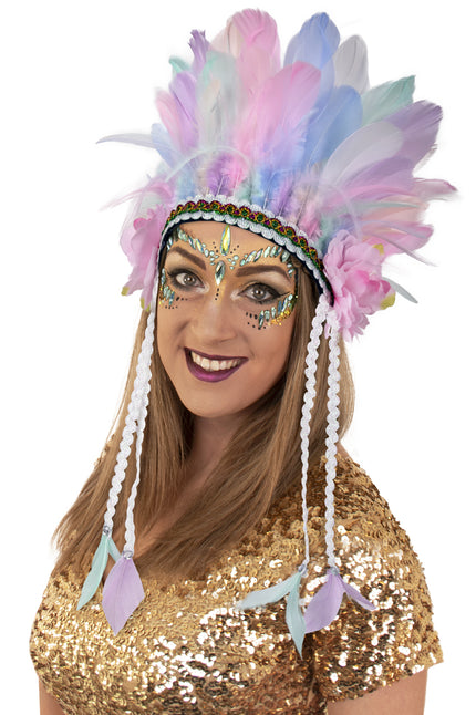 Pastel hoofdtooi met veren in roze, lila en mint, gedragen met witte koordjes langs het gezicht op een festival