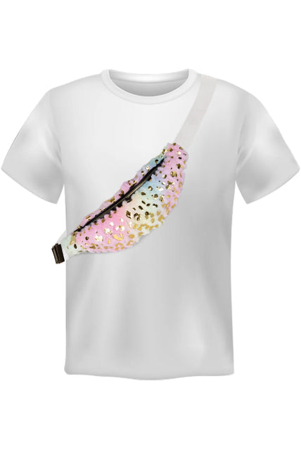 Pastelkleurig pluche heuptasje schuin over de schouder gedragen bij een wit T-shirt