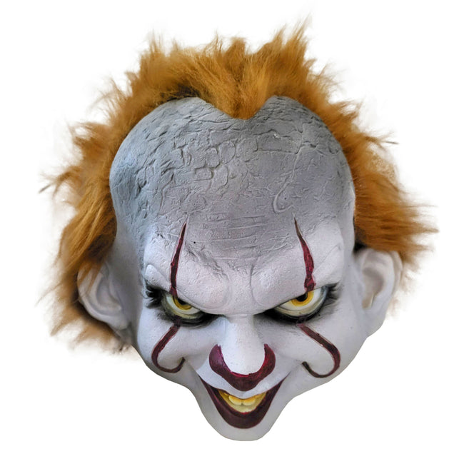 Pennywise masker van latex, grijswit met rode mondlijnen, gele ogen en oranje haar, voor Halloween