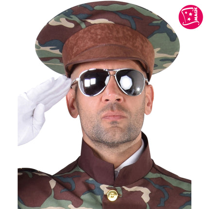 Pet camouflage groen met brede platte bol, bruine band en klep, gedragen bij een militaire themafeestlook