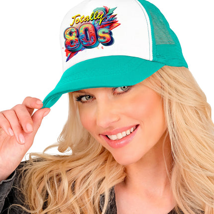 Pet jaren 80 op het hoofd van een dame, turquoise klep met graffitiprint