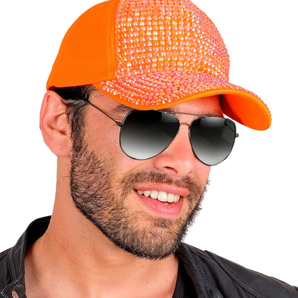 Pet strass neon oranje op een heer, felle strass op het voorpand van dichtbij