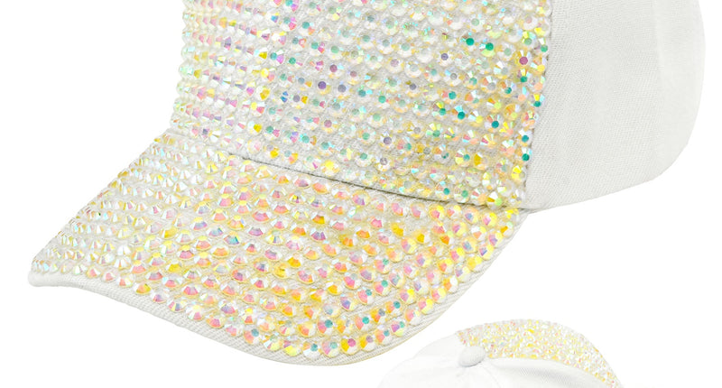 Pet strass met parels in wit met iriserende steentjes op front en klep, met achteraanzicht