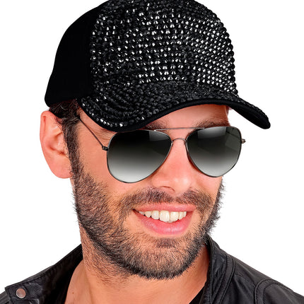 Pet strass zwart gedragen door heer, glinsterende steentjes bij een discofeestlook