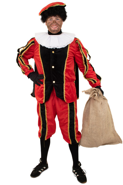Piet plushe zwart rood met gouden sierbies, pofmouwen en kniebroek, gedragen tijdens het Sinterklaasfeest
