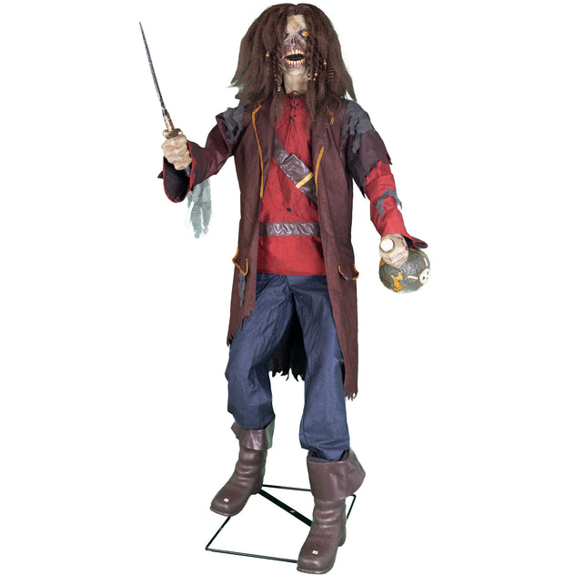 Piraat animatronic met geheven dolk in de rechterhand en bom met doodskopje in de linkerhand