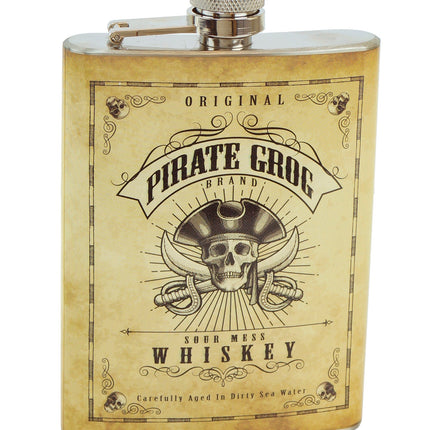 Piraten heupfles van staal met vergeeld whiskeylabel, piratenschedel en gekruiste sabels