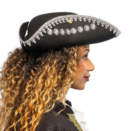 Piratenhoed Seraphine zwart van opzij gedragen, opgeslagen rand met steentjes voor Halloween