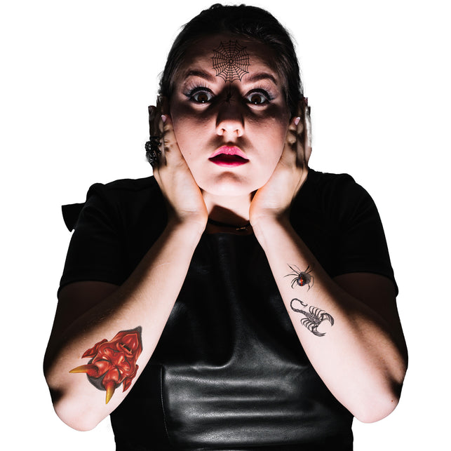 Plaktattoos motorrijder met spinnenweb op het voorhoofd, spin, schorpioen en rood duivelsgezicht op de armen voor Halloween