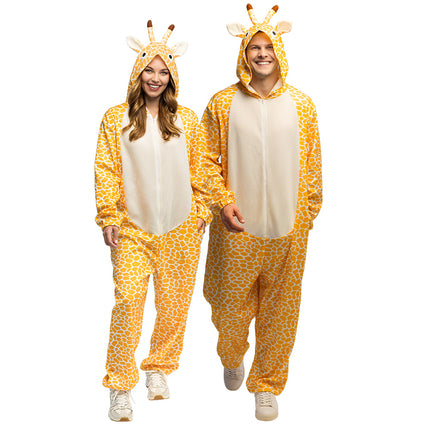 Pluche giraffepak bruin geel gedragen door een vrouw en een man, met capuchon met hoorntjes en crèmekleurige buik