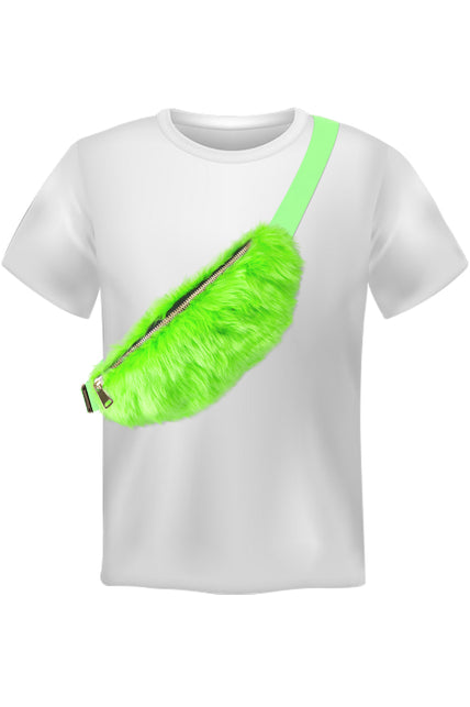 Pluche heuptasje neongroen schuin over de schouder gedragen bij een wit shirt op een discofeest