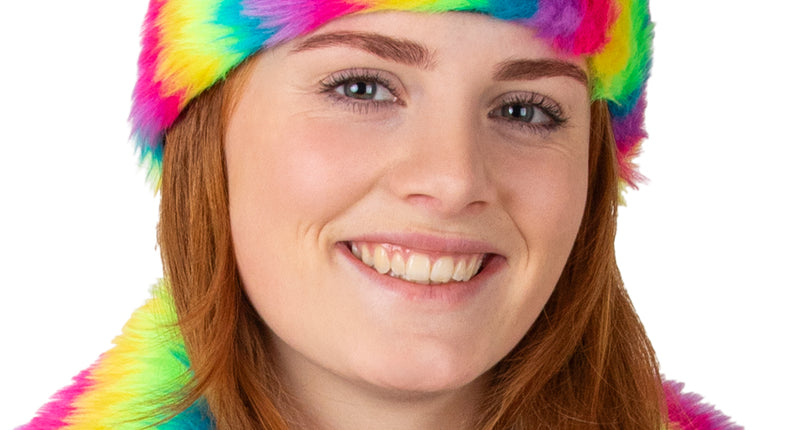 Pluche hoofdband regenboog met verticale strepen in roze, geel, groen en paars, gedragen op een feestavond