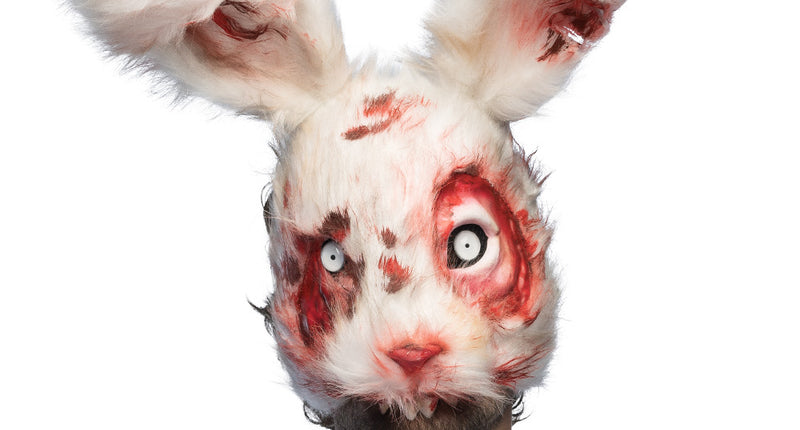 Pluchen halfmasker Bloederig konijn, wit met bloedvlekken en starende ogen, vooraanzicht voor Halloween